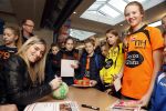 Beverwijk 24 december 2016
Estavana Polman en Rafael v d Vaart overhandigen Charles Ruijgrok een cheque van 2500 euro voor het zeldzame ziekten fonds . Event vond plaats in de winkel van de moeder van rafael Lolita .