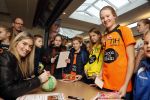 Beverwijk 24 december 2016
Estavana Polman en Rafael v d Vaart overhandigen Charles Ruijgrok een cheque van 2500 euro voor het zeldzame ziekten fonds . Event vond plaats in de winkel van de moeder van rafael Lolita .