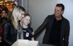Beverwijk 24 december 2016
Estavana Polman en Rafael v d Vaart overhandigen Charles Ruijgrok een cheque van 2500 euro voor het zeldzame ziekten fonds . Event vond plaats in de winkel van de moeder van rafael Lolita .