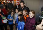 Beverwijk 24 december 2016
Estavana Polman en Rafael v d Vaart overhandigen Charles Ruijgrok een cheque van 2500 euro voor het zeldzame ziekten fonds . Event vond plaats in de winkel van de moeder van rafael Lolita .