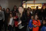 Beverwijk 24 december 2016
Estavana Polman en Rafael v d Vaart overhandigen Charles Ruijgrok een cheque van 2500 euro voor het zeldzame ziekten fonds . Event vond plaats in de winkel van de moeder van rafael Lolita .