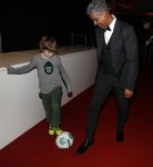 Amsterdam 21 december 2016
Sportman en sportvrouw van het jaar verkiezing tijdens het sportgala in de RAI. Frank Rijkaard met een jong voetballertje van ajax en met zijn vrouw stephanie