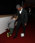 Amsterdam 21 december 2016
Sportman en sportvrouw van het jaar verkiezing tijdens het sportgala in de RAI. Frank Rijkaard met een jong voetballertje van ajax en met zijn vrouw stephanie