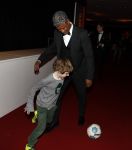 Amsterdam 21 december 2016
Sportman en sportvrouw van het jaar verkiezing tijdens het sportgala in de RAI. Frank Rijkaard met een jong voetballertje van ajax en met zijn vrouw stephanie