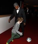 Amsterdam 21 december 2016
Sportman en sportvrouw van het jaar verkiezing tijdens het sportgala in de RAI. Frank Rijkaard met een jong voetballertje van ajax en met zijn vrouw stephanie