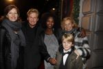 Amsterdam 22 december 2016
Premiere wereld kerstcircus in Carre. Henny Huisman met vrouw Lia dchter en kleinkinderen