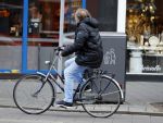 Amsterdam 24 december 2016
Ivo Niehe doet boodschappen op de fiets in amsterdam zuid.