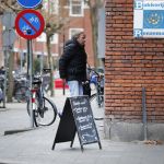 Amsterdam 24 december 2016
Ivo Niehe doet boodschappen op de fiets in amsterdam zuid.