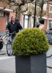 Amsterdam 24 december 2016
Ivo Niehe doet boodschappen op de fiets in amsterdam zuid.