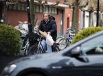 Amsterdam 24 december 2016
Ivo Niehe doet boodschappen op de fiets in amsterdam zuid.