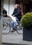 Amsterdam 24 december 2016
Ivo Niehe doet boodschappen op de fiets in amsterdam zuid.