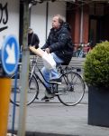 Amsterdam 24 december 2016
Ivo Niehe doet boodschappen op de fiets in amsterdam zuid.