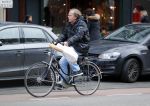 Amsterdam 24 december 2016
Ivo Niehe doet boodschappen op de fiets in amsterdam zuid.