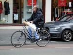 Amsterdam 24 december 2016
Ivo Niehe doet boodschappen op de fiets in amsterdam zuid.