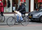 Amsterdam 24 december 2016
Ivo Niehe doet boodschappen op de fiets in amsterdam zuid.