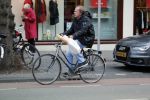 Amsterdam 24 december 2016
Ivo Niehe doet boodschappen op de fiets in amsterdam zuid.