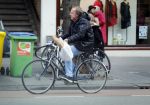 Amsterdam 24 december 2016
Ivo Niehe doet boodschappen op de fiets in amsterdam zuid.
