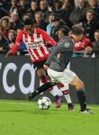 Eindhoven, 1 November 2016
4e wedstrijd voorronde Champions Leaugue seizoen 2016/2017
PSV-Bayern Munchen, eindstand 1-2
Joshua Brenet in duel met Philipp Lahm