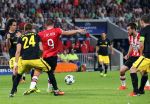 Eindhoven, 13 September 2016
PSV-Atletico Madrid, eindstand 0-1 
Eerste wedstrijd voorronde CL Seizoen 2016-2017
Luuk de Jong en Jose Maria Gimenez in duel