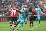 Eindhoven, 18 September 2016 PSV-Feyenoord, eindstand 0-1 Kompetitie Seizoen 2016-2017.
Nicolai Jorgensen in duel met Andres Guardado en Nicolas Isimat-Mirin