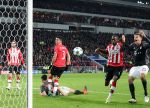 Eindhoven, 1 November 2016
4e wedstrijd voorronde Champions Leaugue seizoen 2016/2017
PSV-Bayern Munchen, eindstand 1-2
Nicolas Isimat-Mirin in duel met Thomas Muller