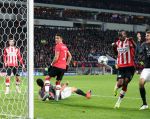 Eindhoven, 1 November 2016
4e wedstrijd voorronde Champions Leaugue seizoen 2016/2017
PSV-Bayern Munchen, eindstand 1-2
Nicolas Isimat-Mirin in duel met Thomas Muller
