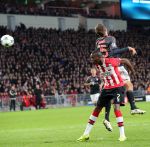 Eindhoven, 1 November 2016
4e wedstrijd voorronde Champions Leaugue seizoen 2016/2017
PSV-Bayern Munchen, eindstand 1-2
Nicolas Isimat-Mirin in duel met Thomas Muller