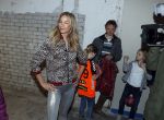 Beverwijk 24 december 2016
Estavana Polman en Rafael v d Vaart overhandigen Charles Ruijgrok een cheque van 2500 euro voor het zeldzame ziekten fonds . Event vond plaats in de winkel van de moeder van rafael Lolita . Nicolette Kluijver