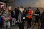 Beverwijk 24 december 2016
Estavana Polman en Rafael v d Vaart overhandigen Charles Ruijgrok een cheque van 2500 euro voor het zeldzame ziekten fonds . Event vond plaats in de winkel van de moeder van rafael Lolita . Nicolette Kluijver