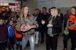 Beverwijk 24 december 2016
Estavana Polman en Rafael v d Vaart overhandigen Charles Ruijgrok een cheque van 2500 euro voor het zeldzame ziekten fonds . Event vond plaats in de winkel van de moeder van rafael Lolita . Nicolette Kluijver