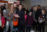 Beverwijk 24 december 2016
Estavana Polman en Rafael v d Vaart overhandigen Charles Ruijgrok een cheque van 2500 euro voor het zeldzame ziekten fonds . Event vond plaats in de winkel van de moeder van rafael Lolita . Nicolette Kluijver