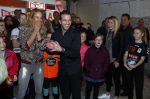 Beverwijk 24 december 2016
Estavana Polman en Rafael v d Vaart overhandigen Charles Ruijgrok een cheque van 2500 euro voor het zeldzame ziekten fonds . Event vond plaats in de winkel van de moeder van rafael Lolita . Nicolette Kluijver