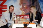 Beverwijk 24 december 2016
Estavana Polman en Rafael v d Vaart overhandigen Charles Ruijgrok een cheque van 2500 euro voor het zeldzame ziekten fonds . Event vond plaats in de winkel van de moeder van rafael Lolita .