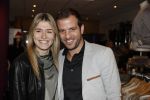 Beverwijk 24 december 2016
Estavana Polman en Rafael v d Vaart overhandigen Charles Ruijgrok een cheque van 2500 euro voor het zeldzame ziekten fonds . Event vond plaats in de winkel van de moeder van rafael Lolita .