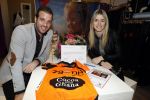 Beverwijk 24 december 2016
Estavana Polman en Rafael v d Vaart overhandigen Charles Ruijgrok een cheque van 2500 euro voor het zeldzame ziekten fonds . Event vond plaats in de winkel van de moeder van rafael Lolita .