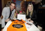 Beverwijk 24 december 2016
Estavana Polman en Rafael v d Vaart overhandigen Charles Ruijgrok een cheque van 2500 euro voor het zeldzame ziekten fonds . Event vond plaats in de winkel van de moeder van rafael Lolita .