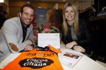 Beverwijk 24 december 2016
Estavana Polman en Rafael v d Vaart overhandigen Charles Ruijgrok een cheque van 2500 euro voor het zeldzame ziekten fonds . Event vond plaats in de winkel van de moeder van rafael Lolita .
