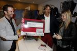 Beverwijk 24 december 2016
Estavana Polman en Rafael v d Vaart overhandigen Charles Ruijgrok een cheque van 2500 euro voor het zeldzame ziekten fonds . Event vond plaats in de winkel van de moeder van rafael Lolita .