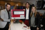 Beverwijk 24 december 2016
Estavana Polman en Rafael v d Vaart overhandigen Charles Ruijgrok een cheque van 2500 euro voor het zeldzame ziekten fonds . Event vond plaats in de winkel van de moeder van rafael Lolita .