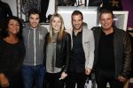 Beverwijk 24 december 2016
Estavana Polman en Rafael v d Vaart overhandigen Charles Ruijgrok een cheque van 2500 euro voor het zeldzame ziekten fonds . Event vond plaats in de winkel van de moeder van rafael Lolita . Lolita ramon en broer Fernando
