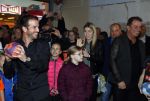 Beverwijk 24 december 2016
Estavana Polman en Rafael v d Vaart overhandigen Charles Ruijgrok een cheque van 2500 euro voor het zeldzame ziekten fonds . Event vond plaats in de winkel van de moeder van rafael Lolita .