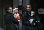 Amsterdam 7 januari 2017
Robert Doornbos met dochter en en Vincent v d Weijden met zijn dochter op de cornelis schuytstraat