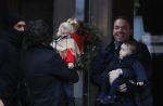 Amsterdam 7 januari 2017
Robert Doornbos met dochter en en Vincent v d Weijden met zijn dochter op de cornelis schuytstraat