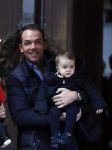 Amsterdam 7 januari 2017
Robert Doornbos met dochter en en Vincent v d Weijden met zijn dochter op de cornelis schuytstraat