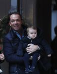 Amsterdam 7 januari 2017
Robert Doornbos met dochter en en Vincent v d Weijden met zijn dochter op de cornelis schuytstraat