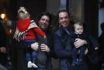 Amsterdam 7 januari 2017
Robert Doornbos met dochter en en Vincent v d Weijden met zijn dochter op de cornelis schuytstraat