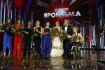 Amsterdam 21 december 2016
Sportman en sportvrouw van het jaar verkiezing tijdens het sportgala in de RAI.
 De winnaars op het podium, met (VLNR) Ilse Paulis en Maaike Head, Jan Lammers, Liesette Bruinsma, Sanne Wevers, Vincent Wevers en Esther Vergeer