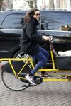 Amsterdam 19 december 2016 
Susan Visser met hond in bakfiets in Amsterdam zuid