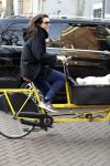 Amsterdam 19 december 2016 
Susan Visser met hond in bakfiets in Amsterdam zuid