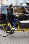 Amsterdam 19 december 2016 
Susan Visser met hond in bakfiets in Amsterdam zuid